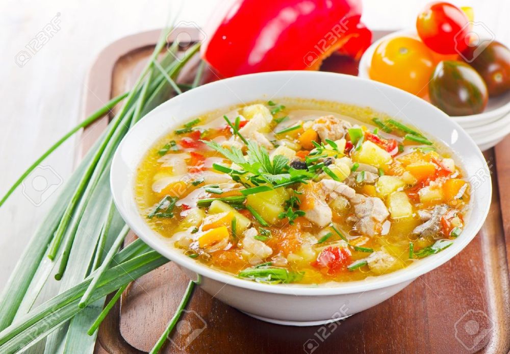 21608300-taz-n-de-sopa-de-verduras-con-pollo-enfoque-selectivo-foto-de-archivo